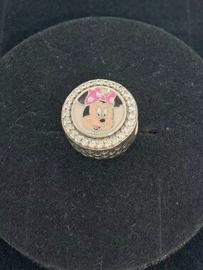 Nuevo Charm de Minnie en Disneyland Paris